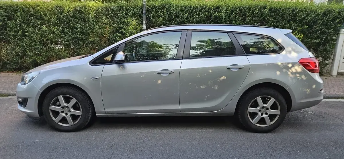 Gebraucht Opel Astra 102 PS (75 kW) 2014 Silber Kombi