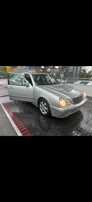 Silber Gebraucht 2001 Mercedes E320 Elegance Limousine | 6.500 € (Fairer Preis) - Bild 1/4