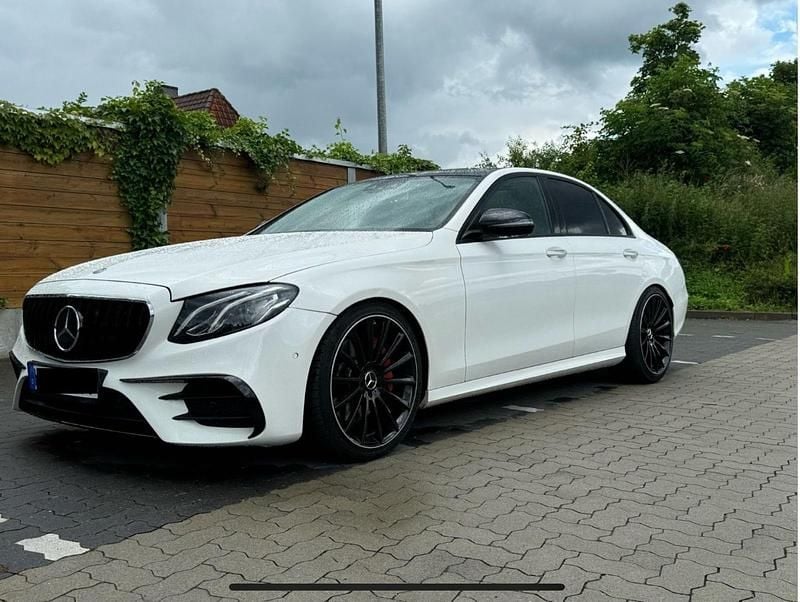 Weiß Gebraucht 2018 Mercedes E350 AMG line Limousine | 27.000 € (Superpreis) - Bild 1/4