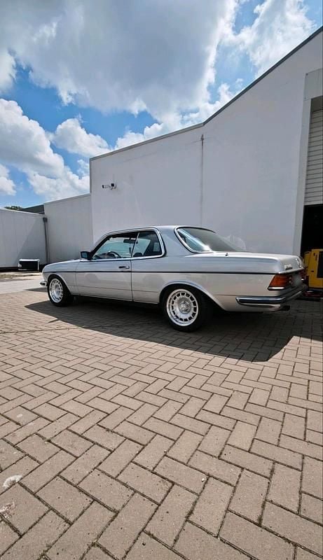 Gebraucht Mercedes 230 136 PS (100 kW) 1985 Silber Coupé