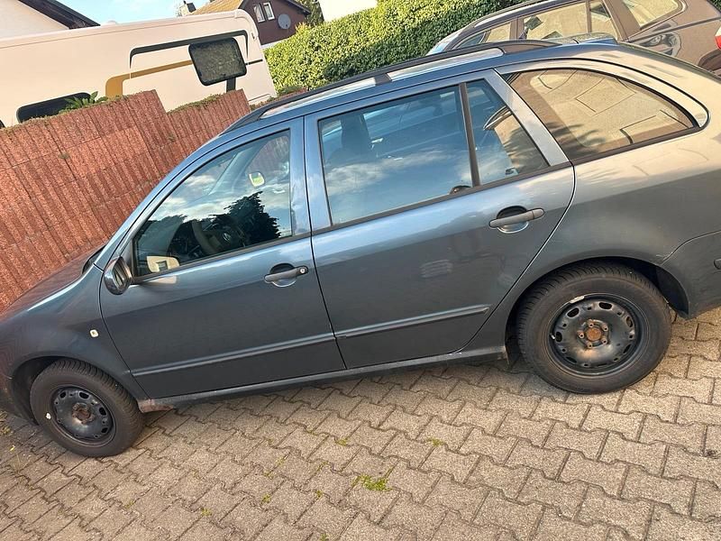 Grau Gebraucht 2004 Skoda Fabia Kombi | 1.000 € - Bild 1/4