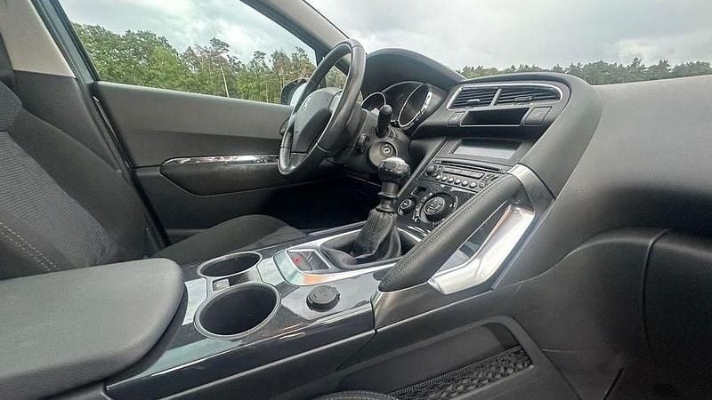 Grau Gebraucht 2010 Peugeot 3008 Premium Van / Kleinbus | 1.600 € - Bild 1/4