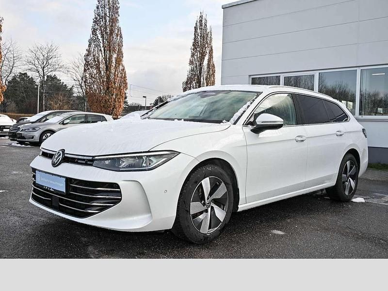 Gebraucht VW Passat Elegance 150 PS (110 kW) 2024 Oryxweiß perlmutteffekt Kombi