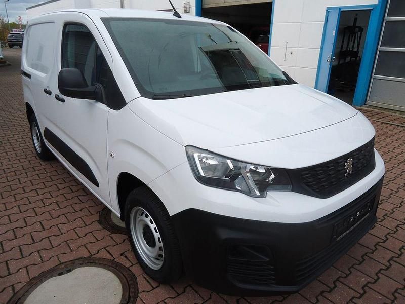 Gebraucht Peugeot Partner Premium 110 PS (80 kW) 2023 Weiß Van / Kleinbus