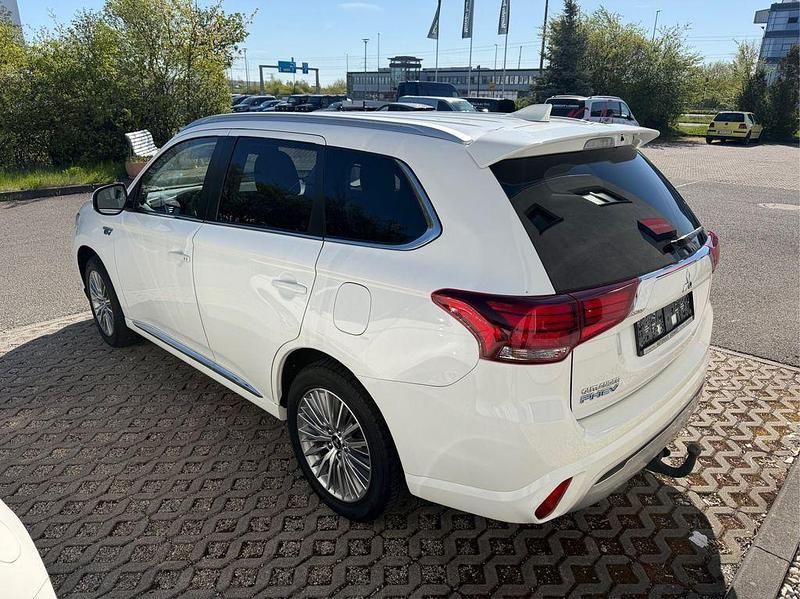 Gebraucht Mitsubishi Outlander P-HEV Basis 135 PS (99 kW) 2021 Andenweiss (s) SUV