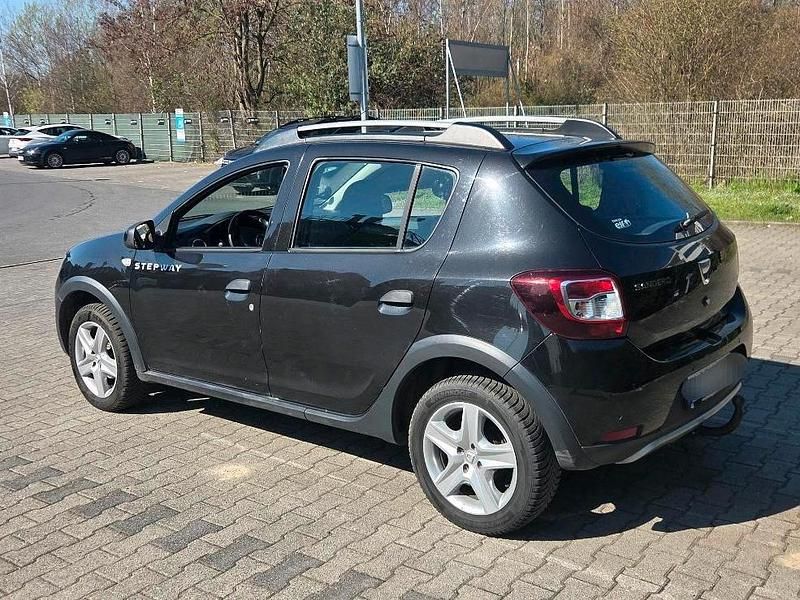 Gebraucht Dacia Sandero Stepway 90 PS (66 kW) 2014 Schwarz Kleinwagen