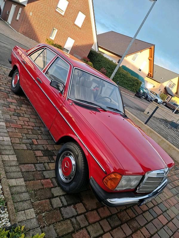 Gebraucht Mercedes 200 56 PS (41 kW) 1979 Rot Limousine