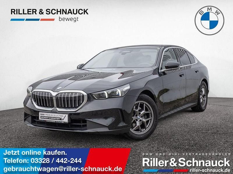 Black sapphire Gebraucht 2024 BMW 520 Comfort Edition Limousine | 52.950 € (Guter Preis) - Bild 1/4