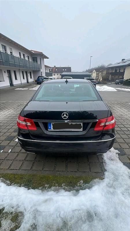 Gebraucht Mercedes E220 Avantgarde 170 PS (125 kW) 2012 Schwarz Limousine