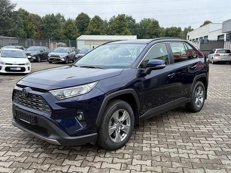 Blau metallic (metallic) Gebraucht 2023 Toyota RAV4 SUV | 30.990 € (Guter Preis) - Bild 1/4