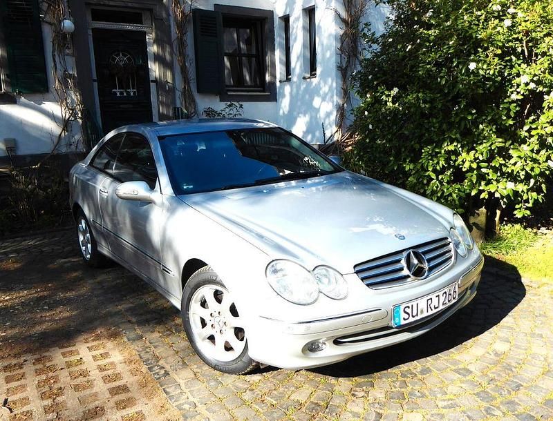 Silber Gebraucht 2004 Mercedes CLK200 Avantgarde Coupé | 5.900 € (Guter Preis) - Bild 1/4
