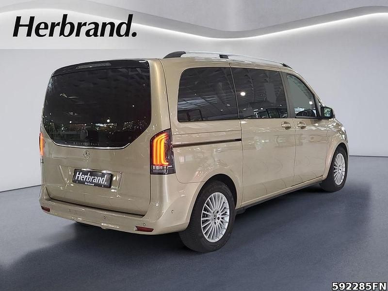 Gebraucht Mercedes V220 Style 163 PS (119 kW) 2024 Gold Van / Kleinbus