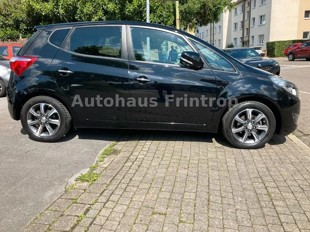 Gebraucht Hyundai ix20 Passion 90 PS (66 kW) 2017 Phantom black Kleinwagen