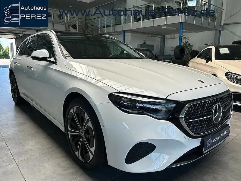 Weiß Gebraucht 2024 Mercedes E300 Avantgarde Kombi | 52.989 € (Guter Preis) - Bild 1/4