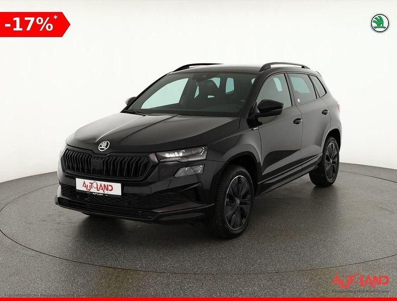 Schwarz Neu 2025 Skoda Karoq SportLine SUV | 37.785 € (Fairer Preis) - Bild 1/4