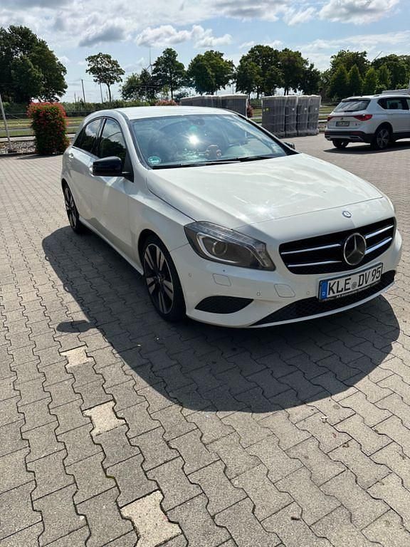 Schwarz Gebraucht 2012 Mercedes A180 AMG line Limousine | 9.700 € (Fairer Preis) - Bild 1/4