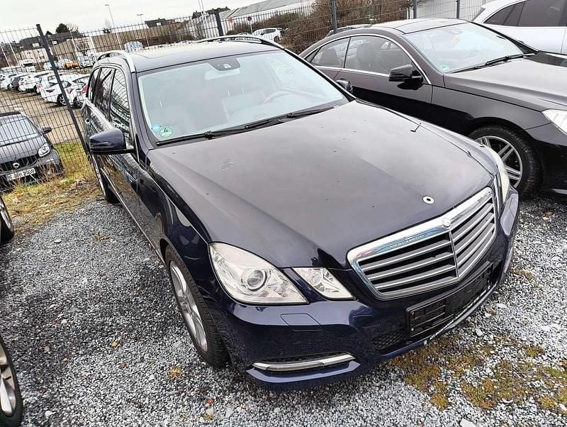 Gebraucht Mercedes E220 Avantgarde 170 PS (125 kW) 2012 Cavansitblau  metalliclack Kombi