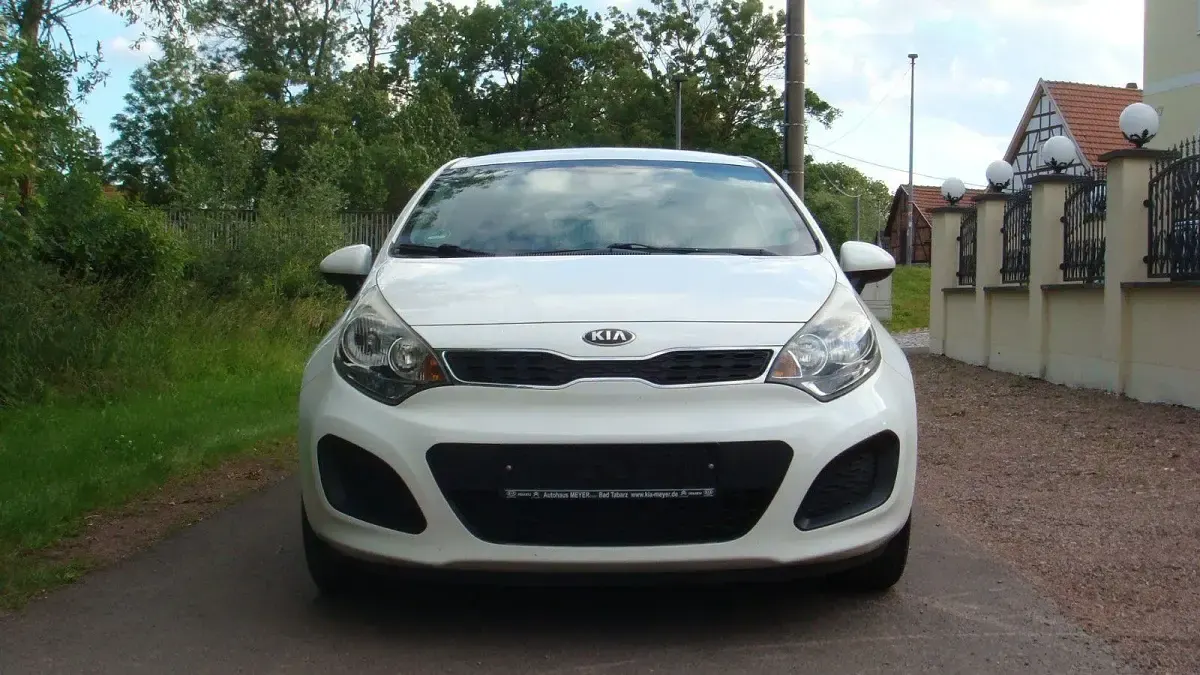 Gebraucht Kia Rio Attract 86 PS (63 kW) 2013 Weiß Limousine