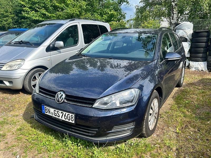 Night blue metallic Gebraucht 2015 VW Golf VII Trendline Kombi | 6.799 € (Guter Preis) - Bild 1/4