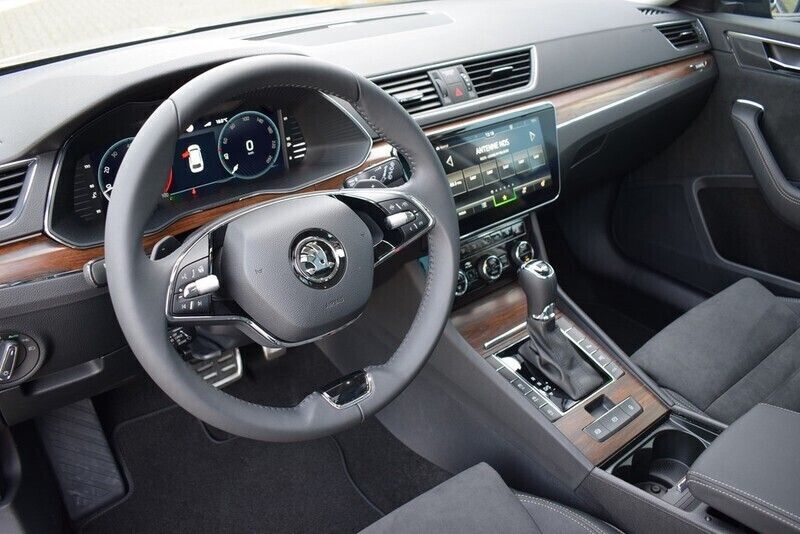 Gebraucht Skoda Superb 200 PS (147 kW) 2023 Graphite grau metallic met. graphite grau metallic met. Kombi