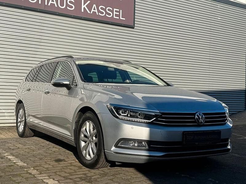 Silber Gebraucht 2016 VW Passat Comfortline Kombi | 11.990 € (Guter Preis) - Bild 1/4