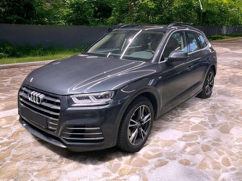 Grau Gebraucht 2020 Audi Q5 Sport SUV | 32.000 € (Etwas zu teuer) - Bild 1/4