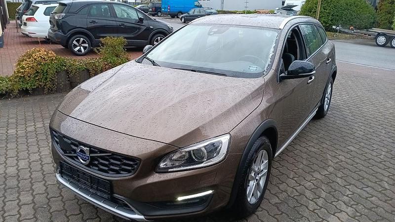 Braun Gebraucht 2015 Volvo V60 CC Momentum Kombi | 14.300 € (Fairer Preis) - Bild 1/4