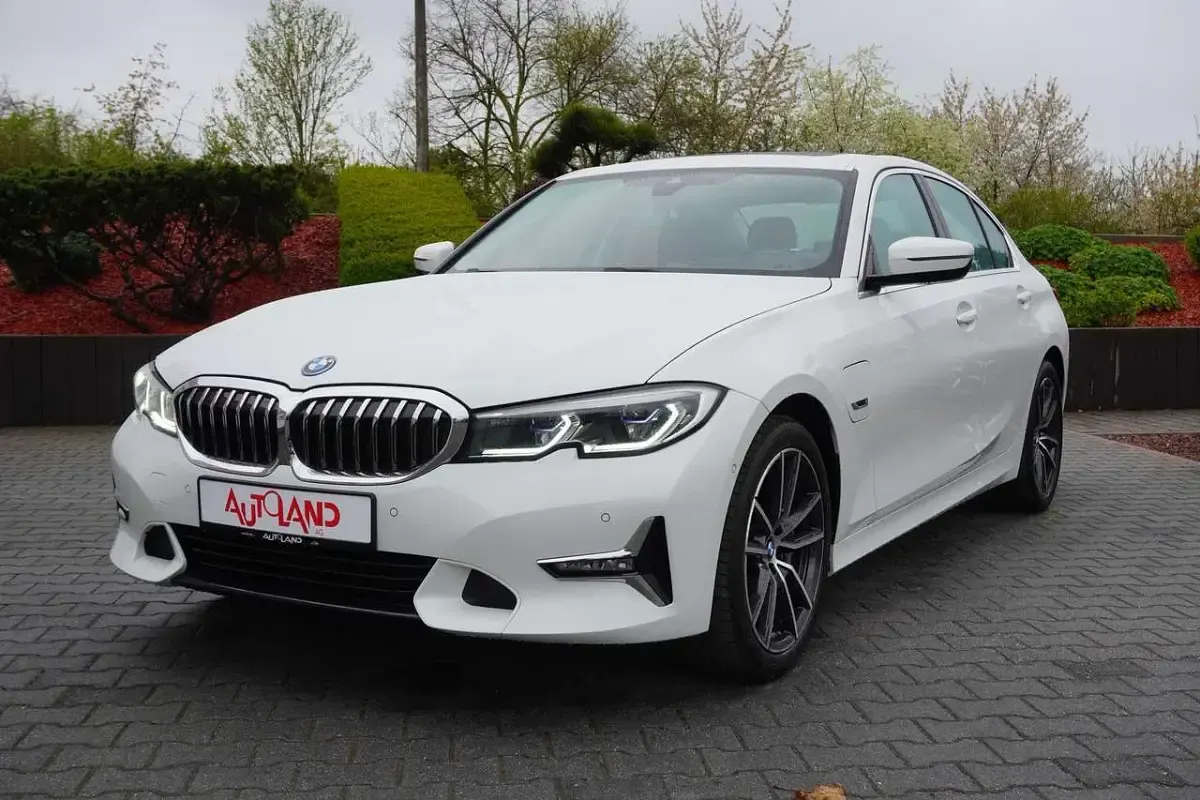 Używany BMW 330e Luxury Line 252 KM (185 kW) 2022 Biały Sedan/Limuzyna