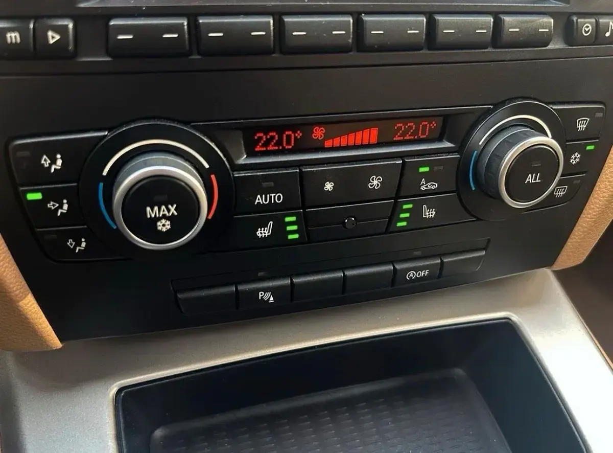 Gebraucht BMW 320 187 PS (137 kW) 2010 Schwarz Kombi