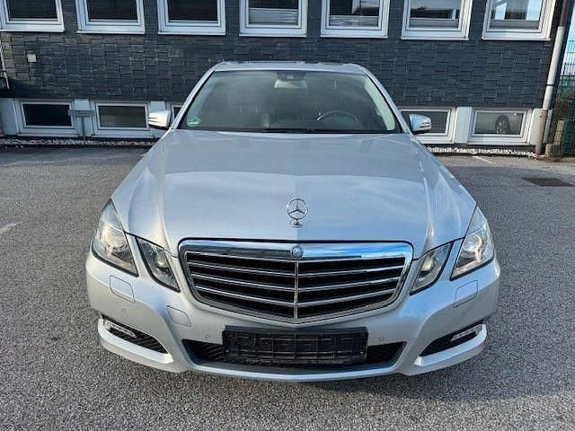 Gebraucht Mercedes E250 204 PS (150 kW) 2011 Silber Limousine