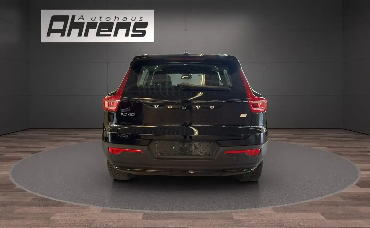 Gebraucht Volvo XC40 Core 169 kW (231 PS) 2023 Schwarz SUV