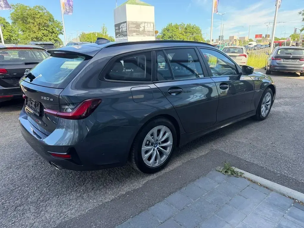 Gebraucht BMW 320e 163 PS (119 kW) 2022 Grau Kombi