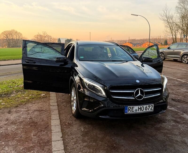 Schwarz Gebraucht 2015 Mercedes GLA220 SUV | 15.490 € (Guter Preis) - Bild 1/4