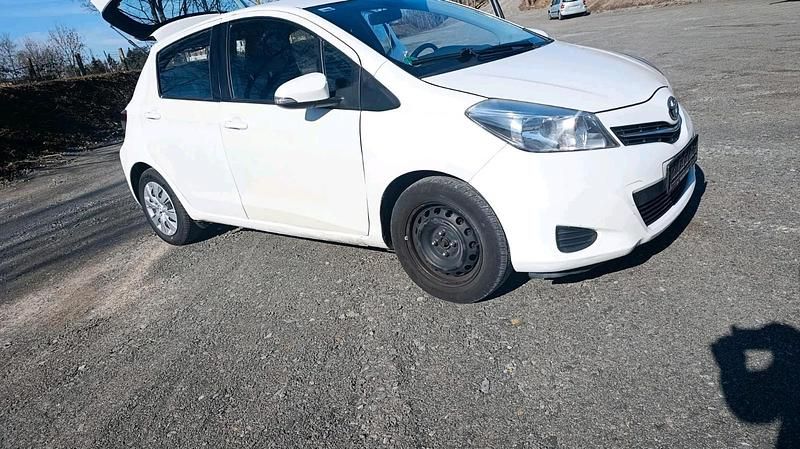 Gebraucht Toyota Yaris 69 PS (50 kW) 2012 Weiß Kleinwagen