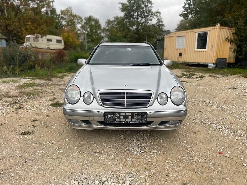 Silber Gebraucht 2002 Mercedes E270 Elegance Limousine | 3.490 € (Superpreis) - Bild 1/4
