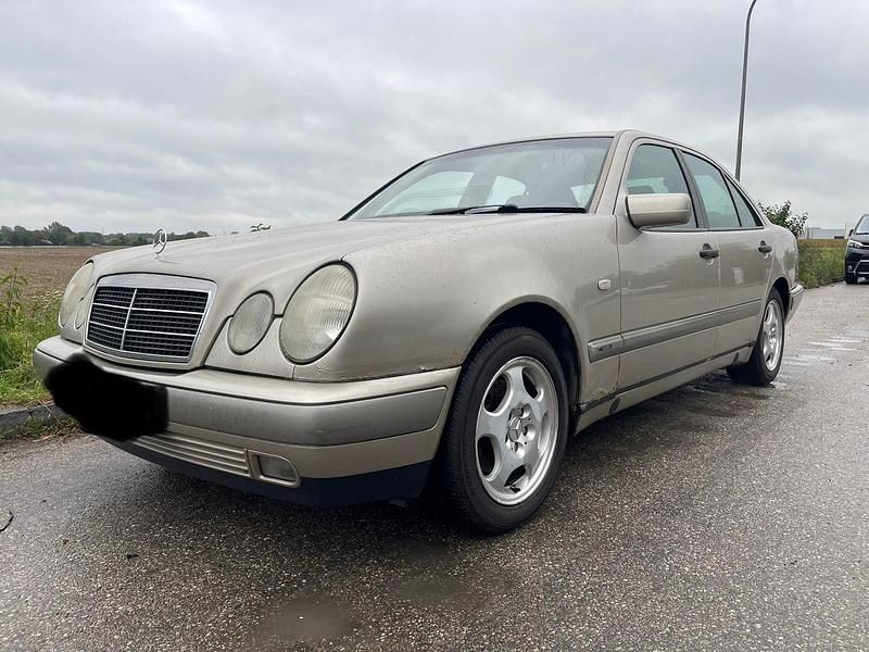Beige Gebraucht 1997 Mercedes E200 Limousine | 1.190 € - Bild 1/4