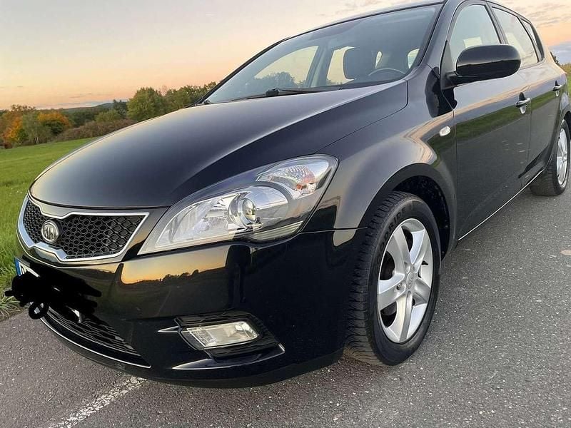 Schwarz Gebraucht 2012 Kia Ceed Limousine | 5.000 € (Superpreis) - Bild 1/4