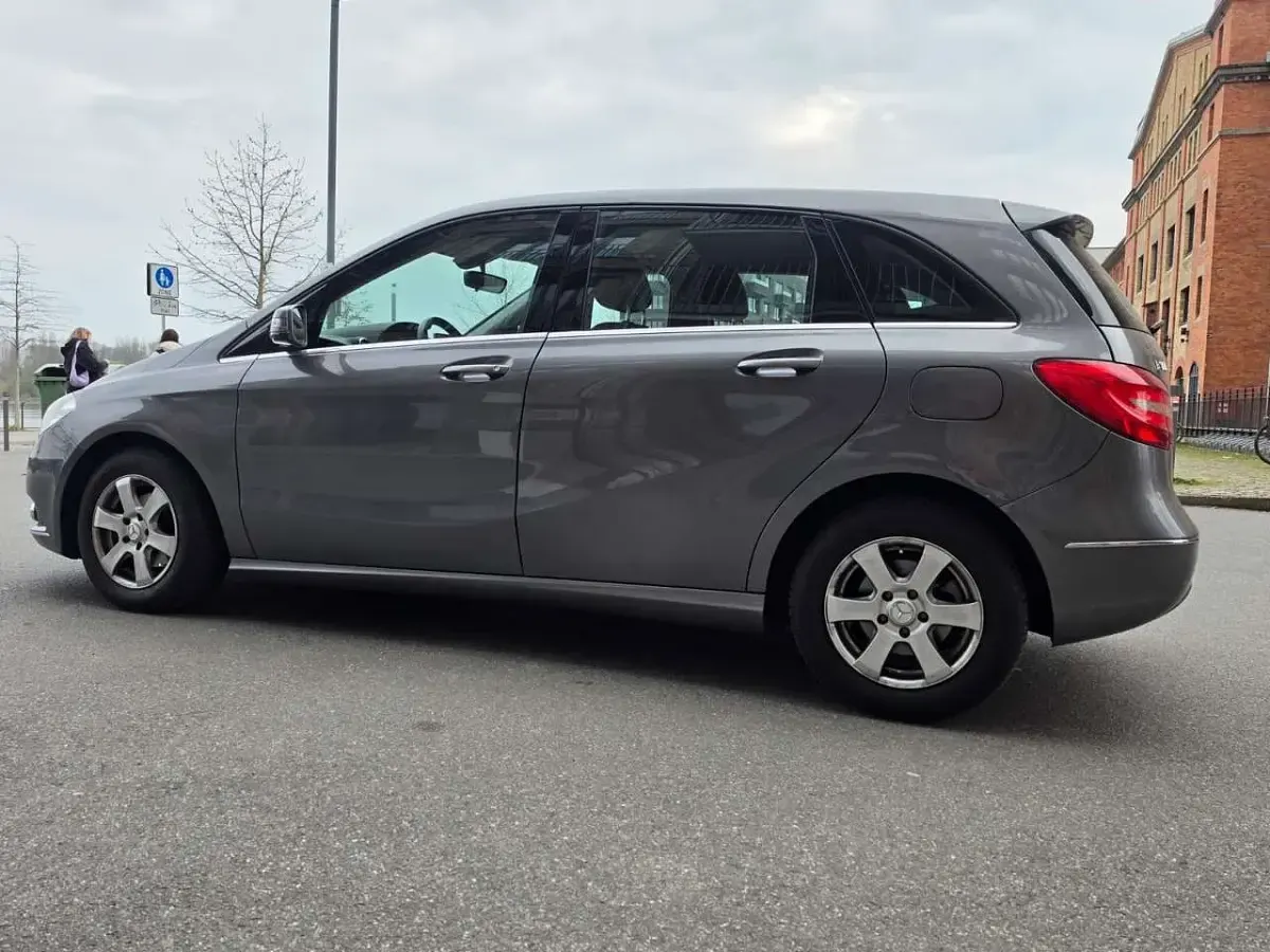 Gebraucht Mercedes B180 122 PS (89 kW) 2012 Grau Kleinwagen