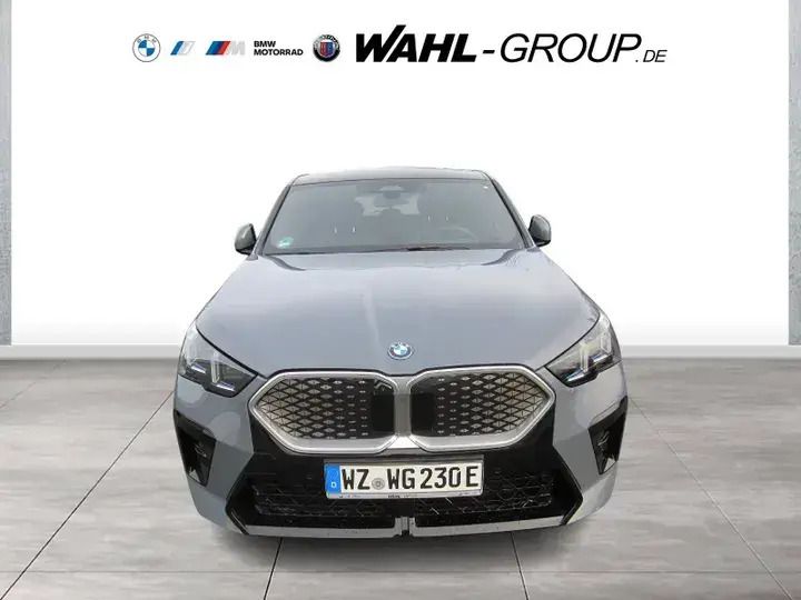 Grau Gebraucht 2024 BMW iX2 M Sport SUV | 57.690 € - Bild 1/3