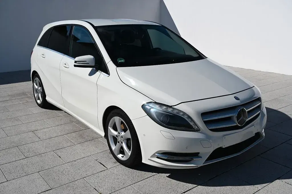 Gebraucht Mercedes B180 AMG Edition 1 122 PS (89 kW) 2013 Weiß Kleinwagen