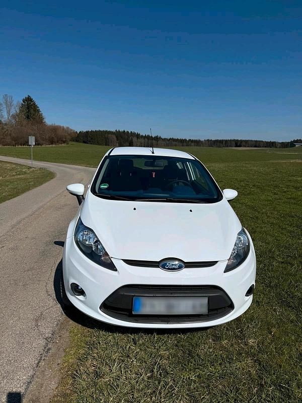 Gebraucht Ford Fiesta 60 PS (44 kW) 2010 Weiß Kleinwagen