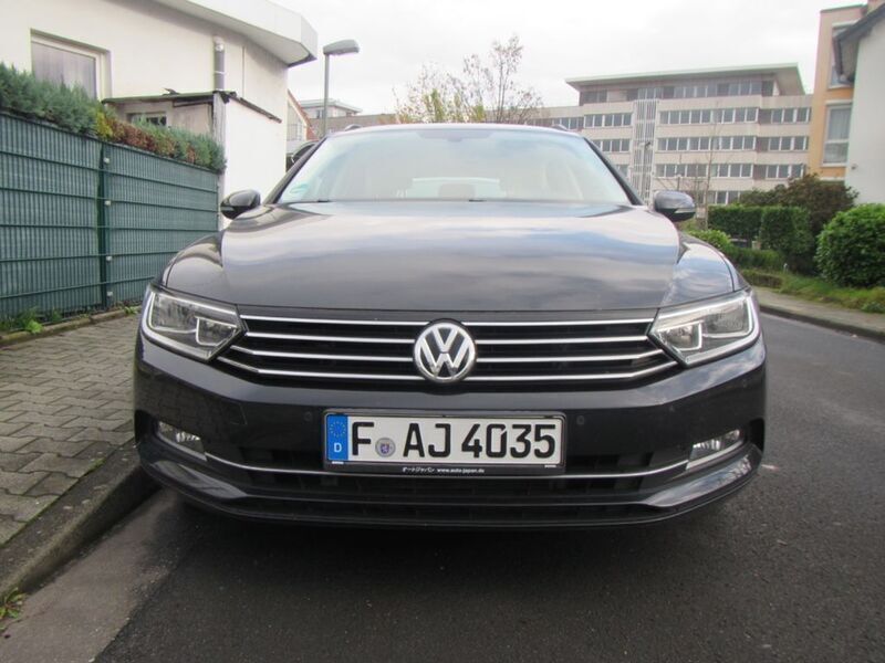 Deep black perleffekt Gebraucht 2018 VW Passat Comfortline Kombi | 15.990 € (Superpreis) - Bild 1/4