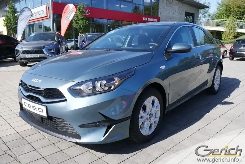 Yucca stahlgrau metallic Gebraucht 2023 Kia Ceed Comfort Limousine | 23.990 € (Superpreis) - Bild 1/4