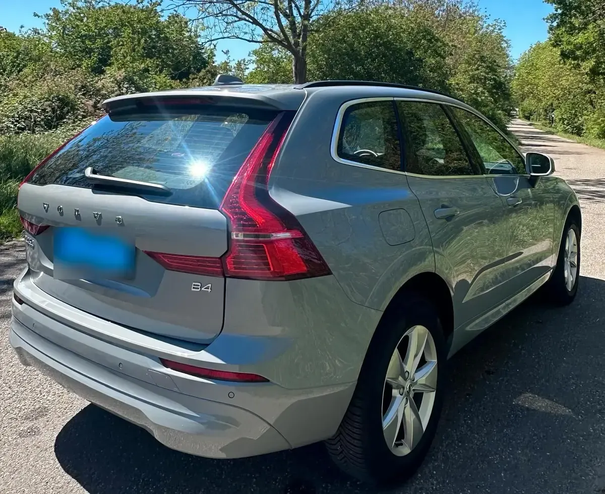 Używany Volvo XC60 Core 197 KM (144 kW) 2023 Szary SUV