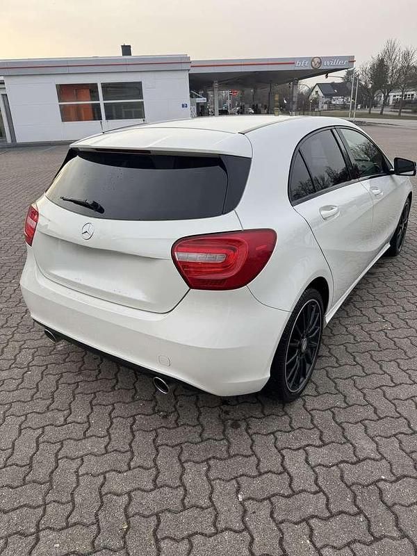 Gebraucht Mercedes A180 122 PS (89 kW) 2012 Weiß Kleinwagen
