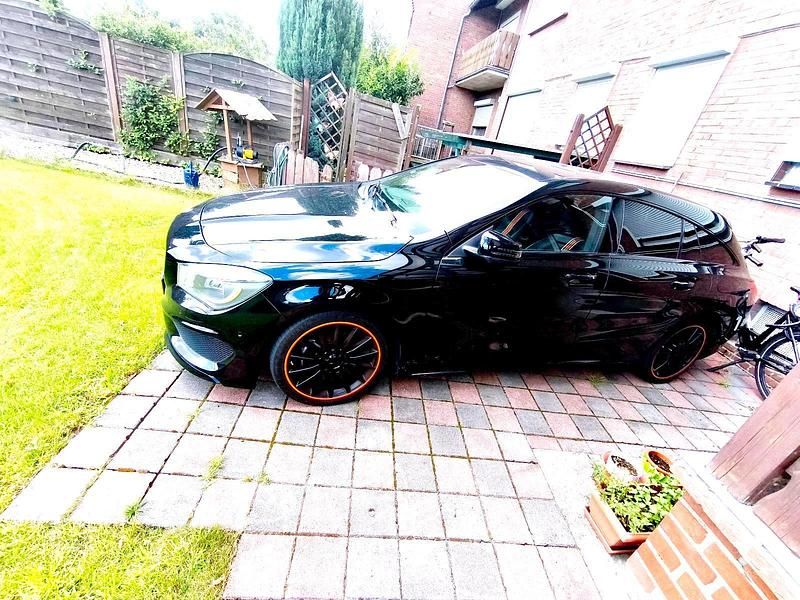 Schwarz Gebraucht 2015 Mercedes CLA200 Shooting Brake AMG line Kombi | 14.950 € (Guter Preis) - Bild 1/4