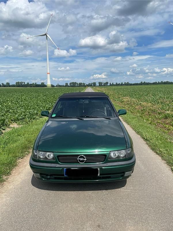 Grün Gebraucht 1996 Opel Astra Cabriolet Cabrio | 1.250 € - Bild 1/4