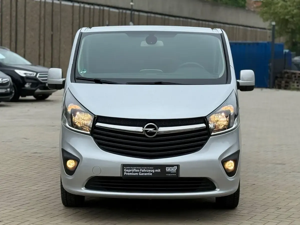 Używany Opel Vivaro 116 KM (85 kW) 2015 Szary Minivan