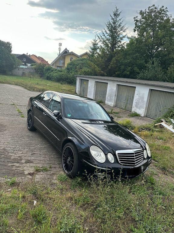 Schwarz Gebraucht 2007 Mercedes E320 Avantgarde Limousine | 8.999 € (Teuer) - Bild 1/4