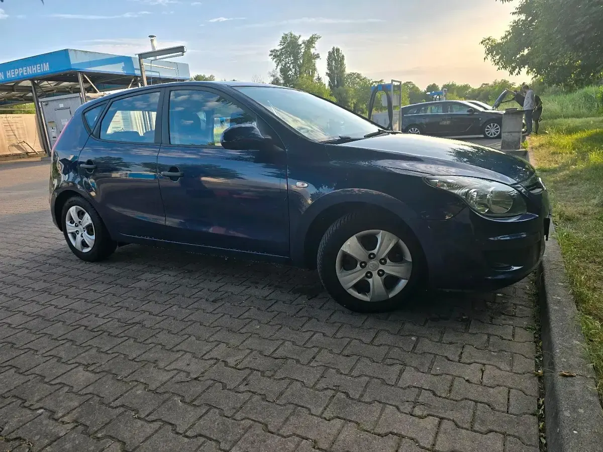 Gebraucht Hyundai i30 109 PS (80 kW) 2010 Blau Limousine